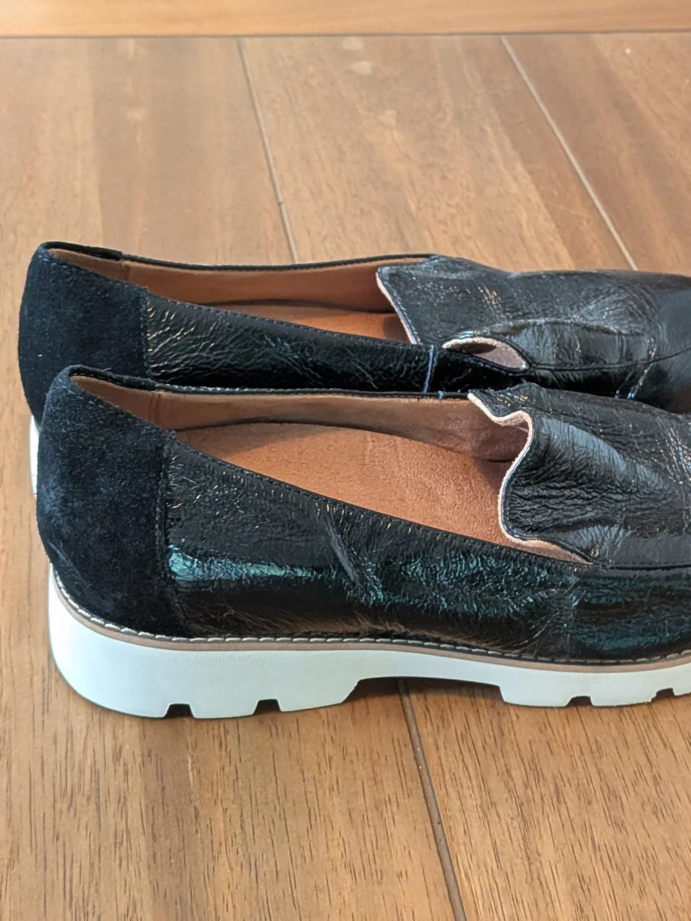 Vionic Kensley Black Crinkle Patent Leather Chunky Lug Sole Loafers Sz 9 Glossy